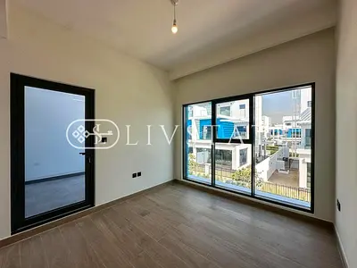 Elegant 5-Bedroom | 1 Cheque |Vacant