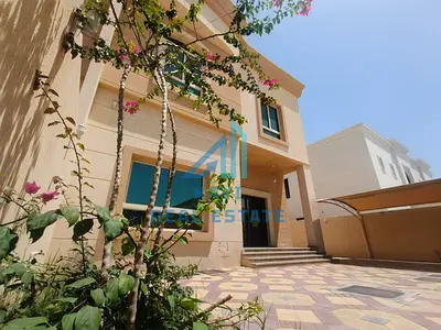 فيلا فاخرة من 5 غرف نوم مع مجلس خاص ومطبخين