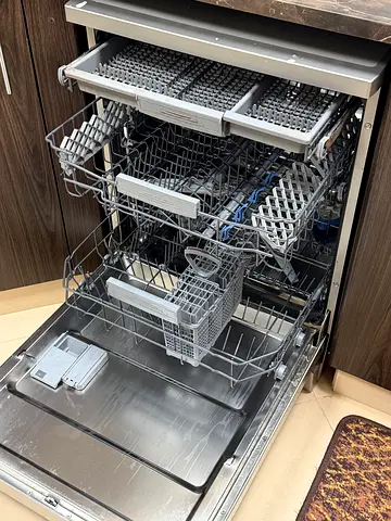 Automatic Dishwasher - Pristine condition