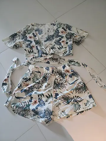 Floral two-piece crop top and shorts set (womens)