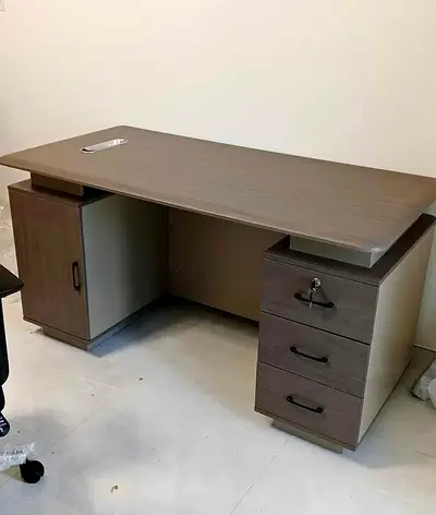 New good quality office desk table available