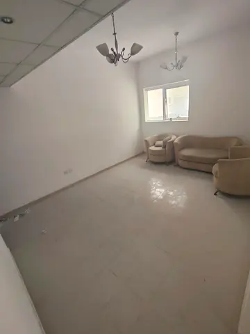 📍 القليعة | Al Qaleea  ✨ غرفة وصالة للإيجار | 1 Bedroom Apartment for Rent  غرفة نوم + صالة تكييف مركزي 1 حمام مساحات ترابية واسعة متوفرة