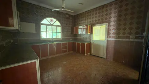 فيلا لقطه سعر مميز _ 5 غرف نوم كبير _ مجلس كبير _ صاله كبيره _ قريبه من جميع الخدمات _ اطلاله _ مضيئه بالكامل