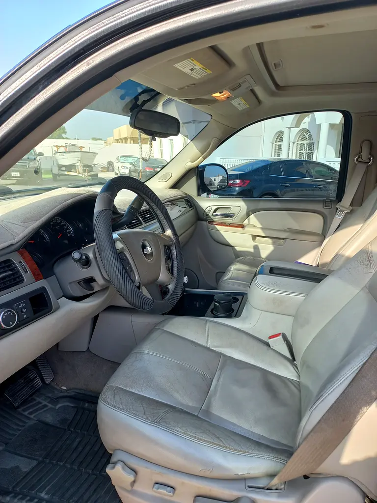 Chevrolet Suburban 2012 — photo 1 of 8