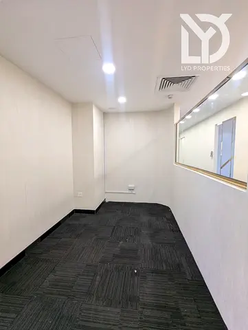 مكتب مقسم بالكامل – موقع مميز على شارع الشيخ زايد