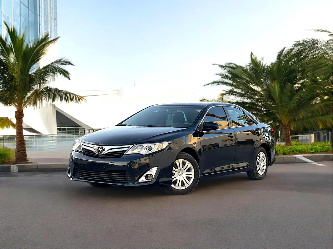 Toyota Camry 2015 — photo 1 of 14