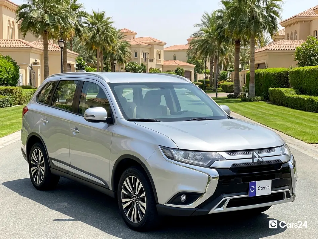 Mitsubishi Outlander 2023 — photo 1 of 13