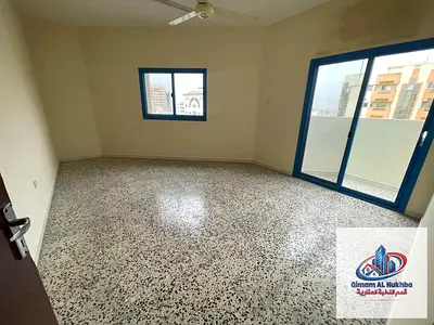 شقة غرفتين وصالة للإيجار في الشويهيين الشارقة مع بلكونتين، مساحة مريحة وتصميم عملي، موقع حيوي قريب من الخدمات مناسب للعائلات