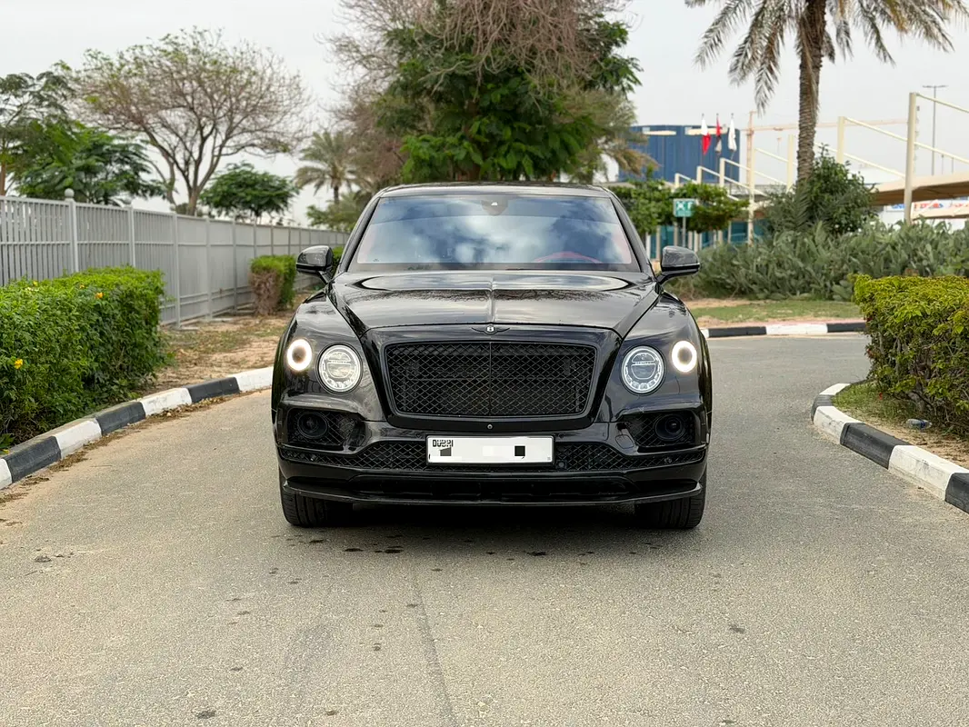 Bentley Bentayga 2018 — photo 1 of 11
