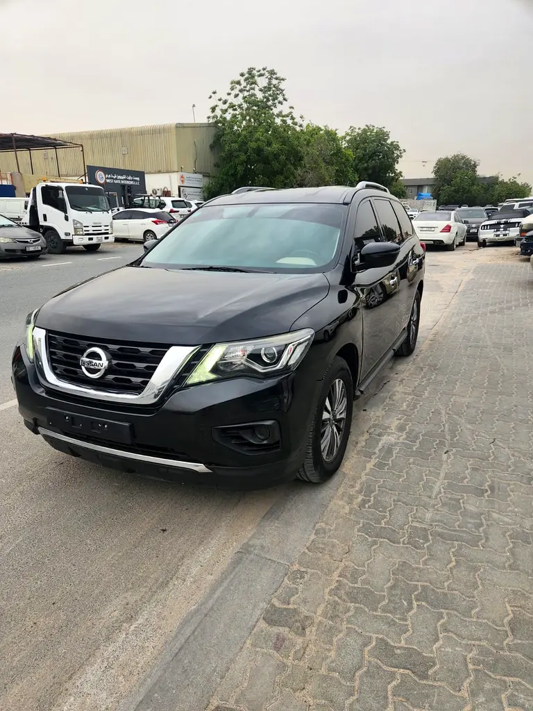 Nissan Pathfinder 2017 — photo 1 of 5