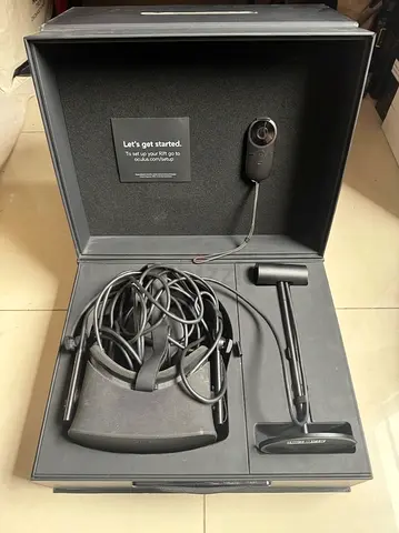 Oculus Rift CV1 VR headset with touch controllers