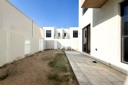 Corner 3BR Townhouse | Ready to Move | Spacious