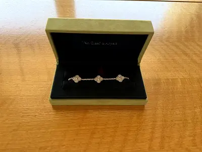 100% Authentic Van Cleef  Arpels full diamond Alhambra 5-Motif Bracelet with Box and certificate