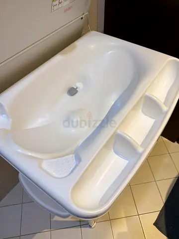 Baby bathtub with built-in side storage — clean, gently used