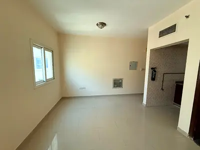 تكييف مركزي+غاز مركزي+مساحة واسعة+بناء عائلي بالكامل+موقع مميز قريب من البحر وقريب من جميع الخدمات
