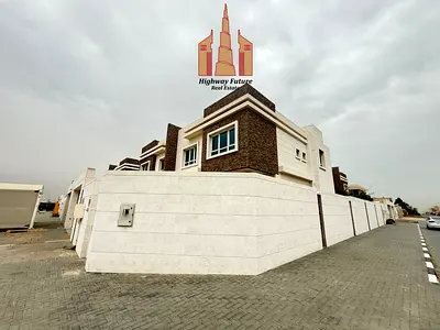 SPACIOUS LAYOUT 4BHK BIG SIZE CORNER VILLA ON THE EASY EXIT 150K