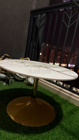White marble-top tulip coffee table with 2 chairs gold base