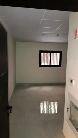 للإيجار بمويلح مقابل الحديقة: استوديو أول ساكن، تصميم راقٍ، مطبخ شبه منفصل، باركن وجيم ومسبح مجاني، موقع مميز وصيانة مجانية. 🏢✨