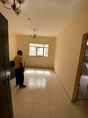 شقة غرفة وصالة للإيجار في المصلى–الشارقة، 1 حمام، مساحة ممتازة، مبنى راقي، 28,000 درهم، 4 دفعات.