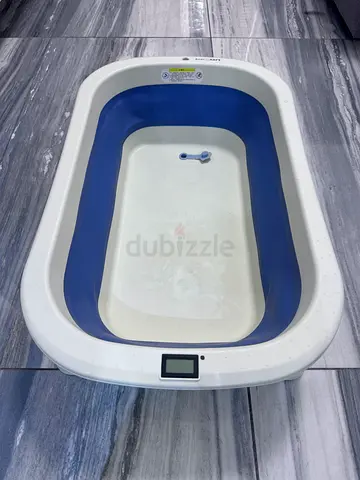 Baby bathtub with built-in digital scale