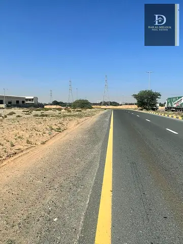 للبيع أرض زاوية صناعية علي الشارع الرئيسي / تمالك حر لجميع الجنسيات /  جاهزة للبناء / منطقة الصجعة ( الجليل بلوك 1  )