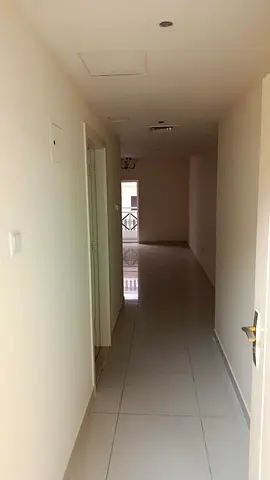 1BR master apartment for rent in Muwaileh, 2 baths, balcony, central AC, wardrobes, AED 42,000, 4 payments.