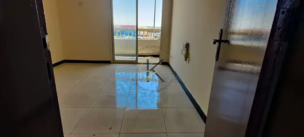 🌟 Spacious Unfurnished Studio | Balcony | Bachelor Friendly | 440 Sqft | Prime Location in Industrial Area 6 – Sharjah 🏡🌅✨