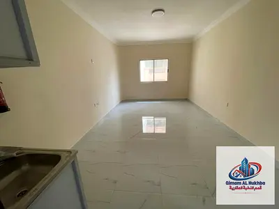 أول ساكن – أجمل وأكبر مساحة استوديو في الشويهين، مع مطبخ جانبي بتصميم حديث، وحمام مجدد بالكامل بتشطيب سوبر ديلوكس .