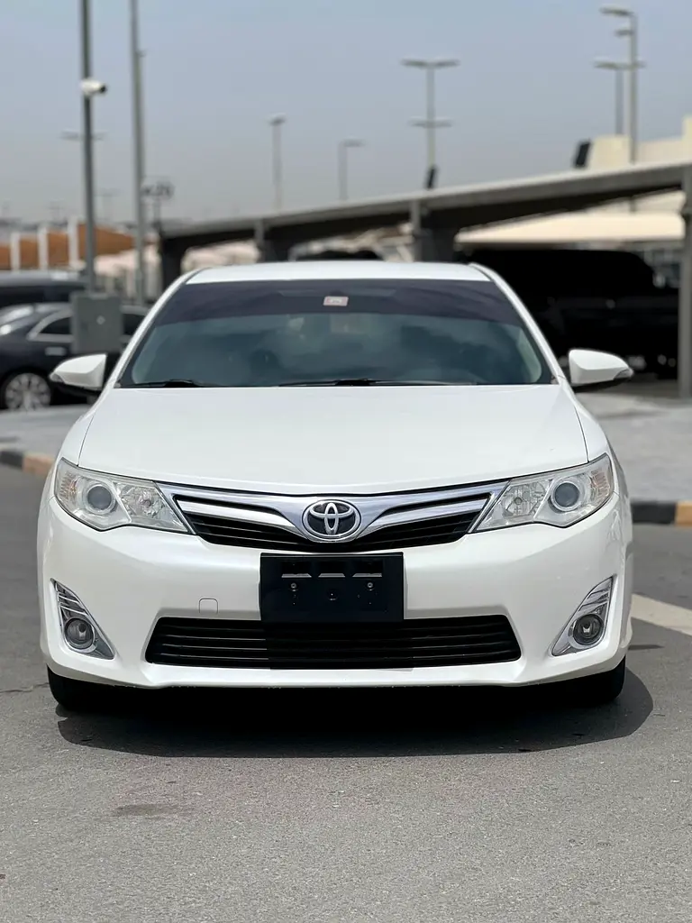 Toyota Camry 2014 — photo 1 of 19