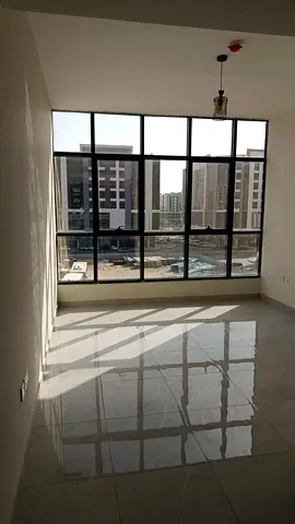 شقة غرفة وصالة للإيجار في مويلح الشارقة اول ساكن تصميم فندقي غرفة ماستر 2 حمام بلكونة مساحة ممتازة باركن مجاني جيم صيانة مجانية السعر 50000 سنويا 6 دف