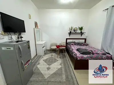 شقة استوديو مفروشة للإيجار الشهري - في منطقة النبأ - واسعة ومريحة - إطلالة مفتوحة على البحر - موقع متميز قريب من جميع الخدمات والحانات
