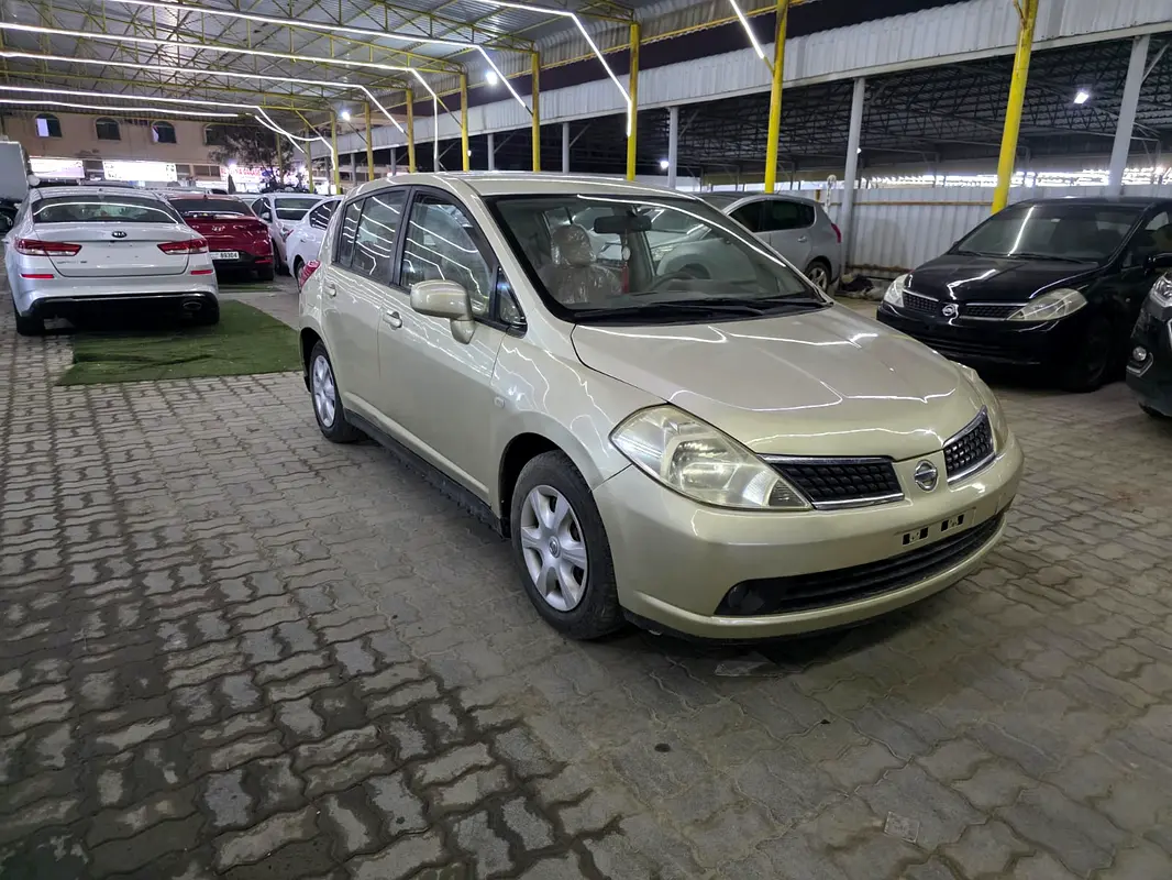 Nissan Tiida 2008 — photo 1 of 18