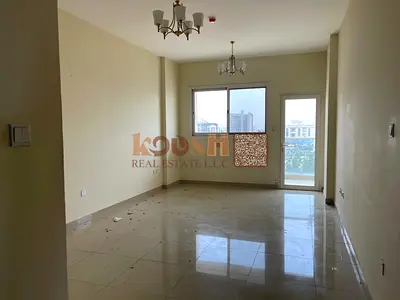 إقامة عصرية متصلة | سكن حضري واسع بجانب نستو