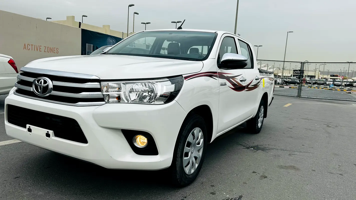 Toyota Hilux 2022 — photo 1 of 16