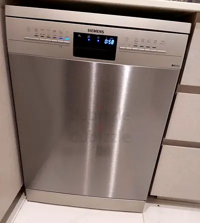 SIEMENS iQ300 Model 3 rakes Dishwasher With Digital Clock 60x60 cm