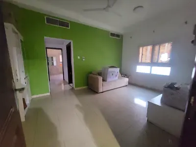 Spacious 1bhk flat wiith central ac & gas family building near to rolla mall only 26k