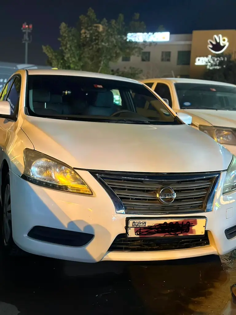 Nissan Sentra 2015 — photo 1 of 9