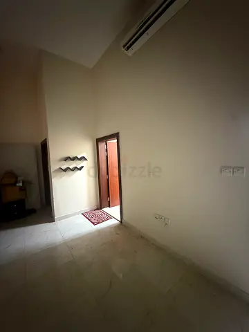 SMALL ROOM FOR ONE PERSON ATT KITCHEN SHARE BATHROOM