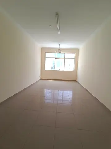 شقة مميزة للإيجار في موقع رائع 🌊  📍 الخان – الشارقة (قريبة من كورنيش الشارقة)  ✨ تفاصيل الشقة:  غرفتين نوم (ماستر) 🛏️ صالة كبيرة منفصلة 3 حمامات مط