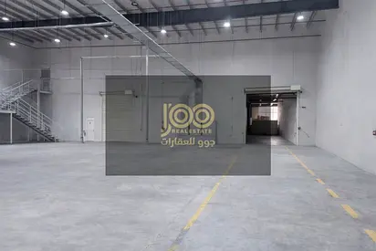 Available for annual rent: a warehouse with a rear setback (yard) behind the warehouse, with 550 kW electricity.