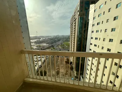 شقة غرفتين وصالة اطلالة مفتوحة مع بلكون وباركن مجاني