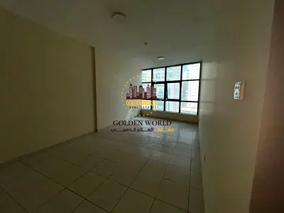 شقة 3 غرف وصالة في المجاز 3 الشارقة، غرفة ماستر، غرفة خادمة، 3 حمامات، باركنغ مجاني، إطلالة بحرية كاملة وبانوراما، موقع مميز، وصول سهل لدبي، 60 ألف سن