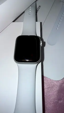 Apple Watch SE Silver Aluminum Case with White Sport Band / 40mm