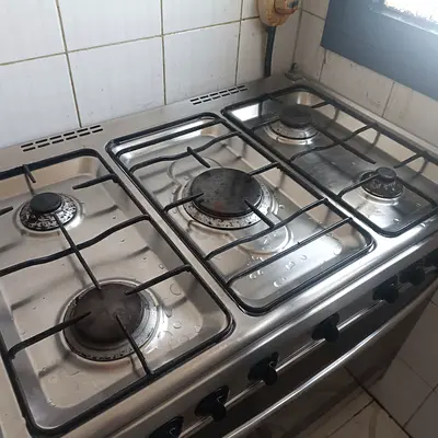 5 burner gas range working perfectly