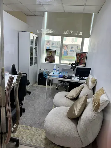 مكتب للإيجار بمساحة ١٠٠ قدم مربع في القوز | بأسعار معقولة وإيجار متاح