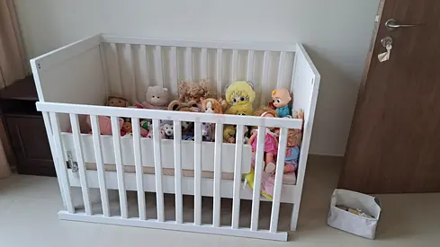 White wooden baby crib - good condition