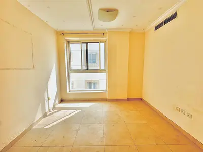 Hote offer 1bhk near to safari mall very huge Appartment price 34k