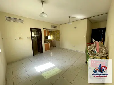 استوديو للإيجار في القاسمية المحطة الشارقة، موقع مميز وقريب من جميع الخدمات، تصميم عملي مناسب للسكن، وسهل الوصول لكل المناطق