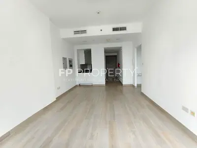 Classy Layout I Top Floor | Beautiful Open View