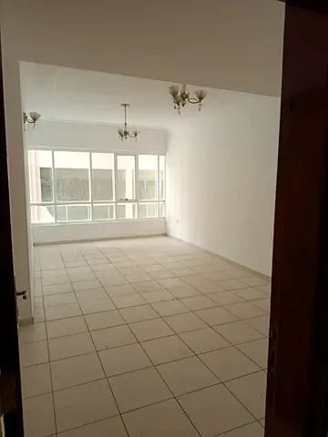 للإيجار السنوي في الشارقة – منطقة التعاون ✨🏡 شقة مميزة بمساحة ممتازة في موقع حيوي قريب من جميع الخدمات والمواصلات. 🔹 غرفتين وصالة 🔹 3 حمام 🔹 تكييف